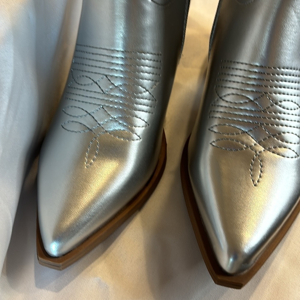 Shiny Silver zip up boots New with tags - Picture 3 of 8